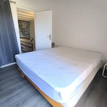 190 Cap D'agde, Mitoyenne Avec Jardinet Et Parking *