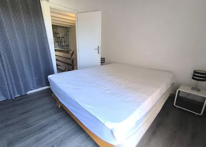 190 Cap D'agde, Mitoyenne Avec Jardinet Et Parking *